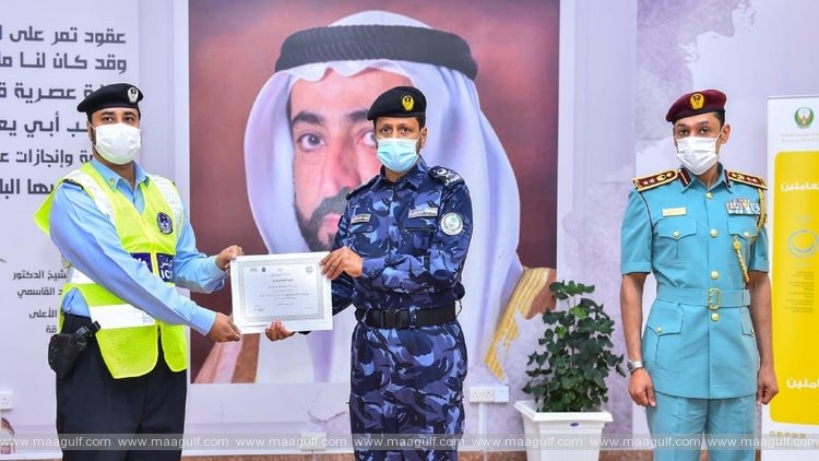 Al Shamsi honours SP employee for his humanitarian Help